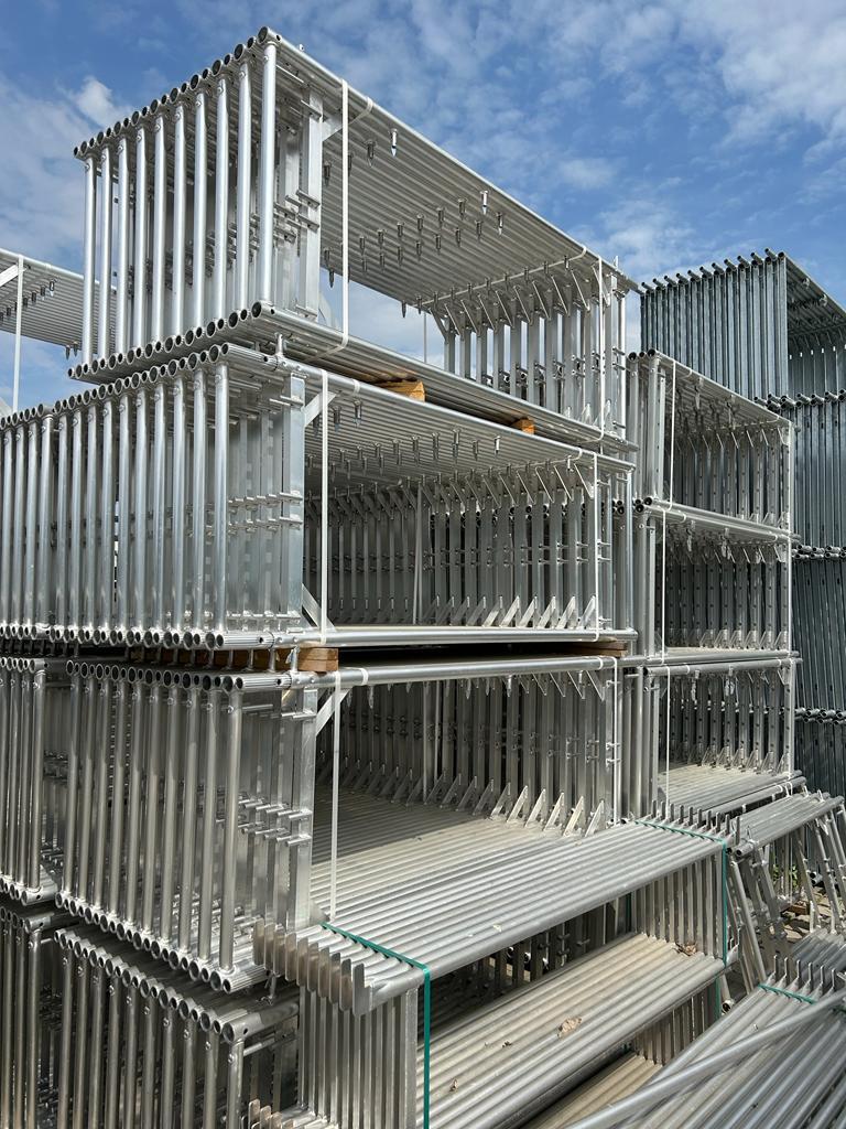 Échafaudage en aluminium avec sols et balustrades - 95 m², Envoi, Neuf, Échafaudage de façade, 5 mètres de hauteur ou plus