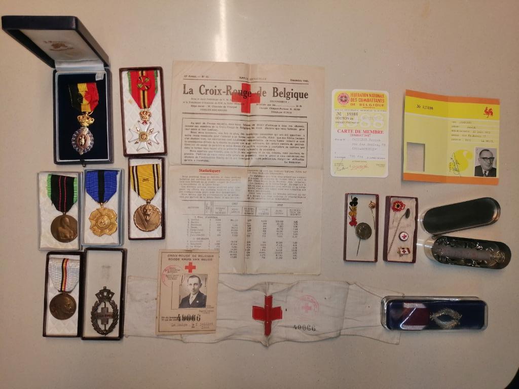 BELGIQUE - CROIX ROUGE - MEDAILLES + DIVERS - 1944 1970, Enlèvement ou Envoi, Autres, Ruban, Médaille ou Ailes