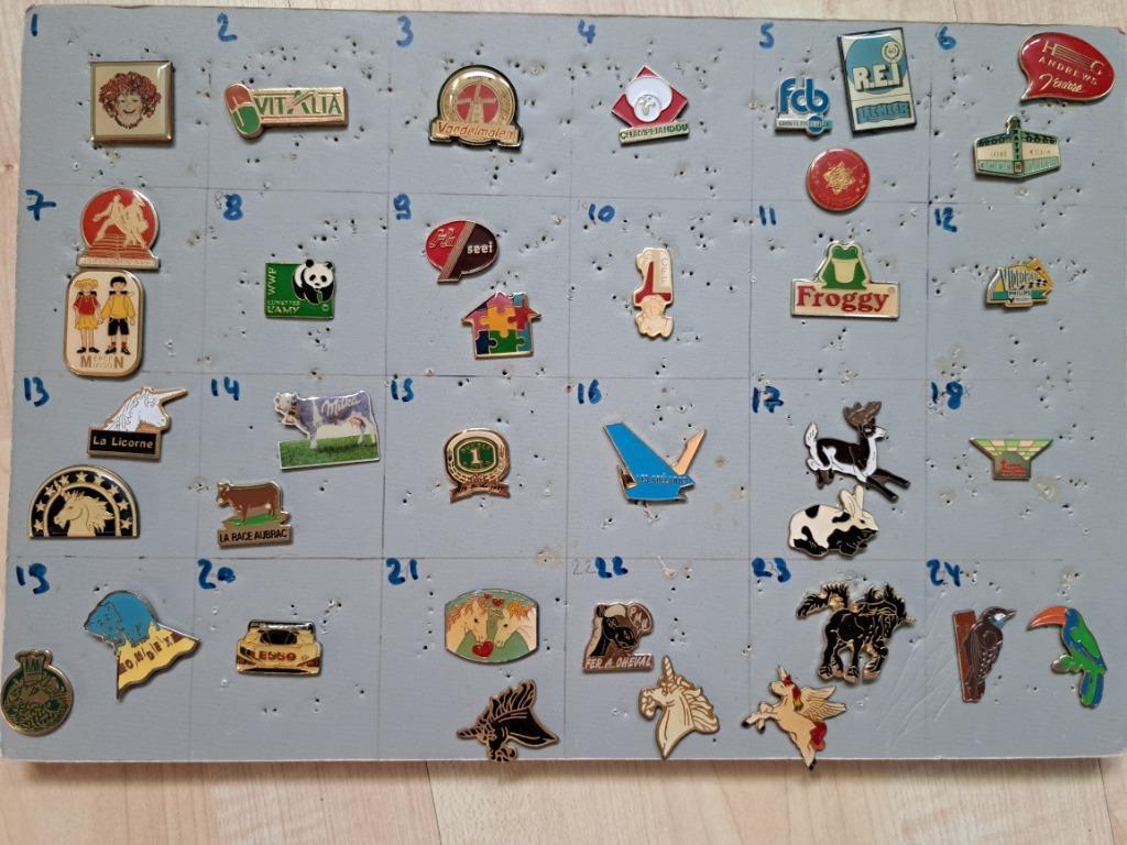 Pin's pins bij de doos zie foto's en nieuws/lees de aankondi, Ophalen of Verzenden