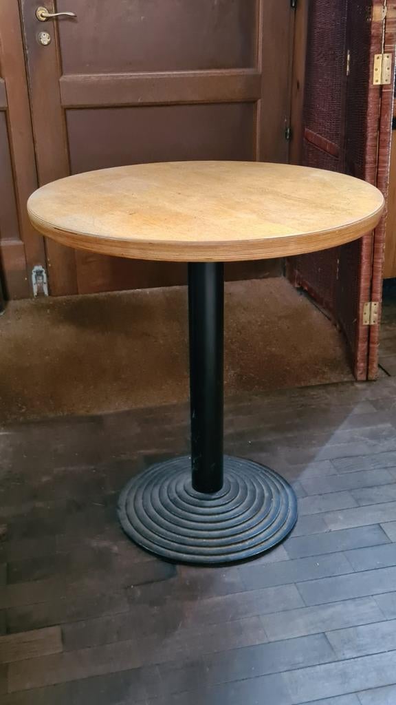Houten tafel met zware metalen poot., Ophalen, Gebruikt