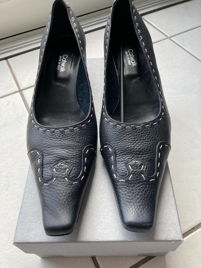 Zwarte damesschoen met hak en lange tip van catwalk, Kleding | Dames, Schoenen, Schoenen met lage hakken, Zwart, Ophalen of Verzenden