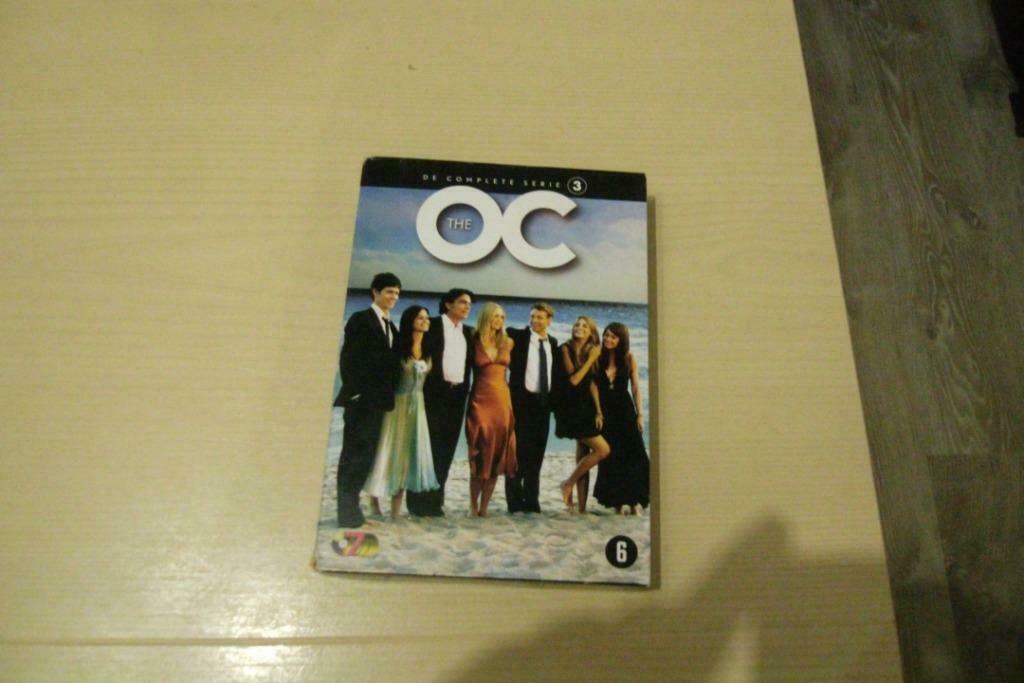 the oc   7 dvd's box, Enlèvement
