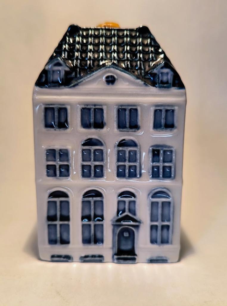 KLM huisje nr. 48 Jodenbreestraat 4 in Amsterdam, Ophalen