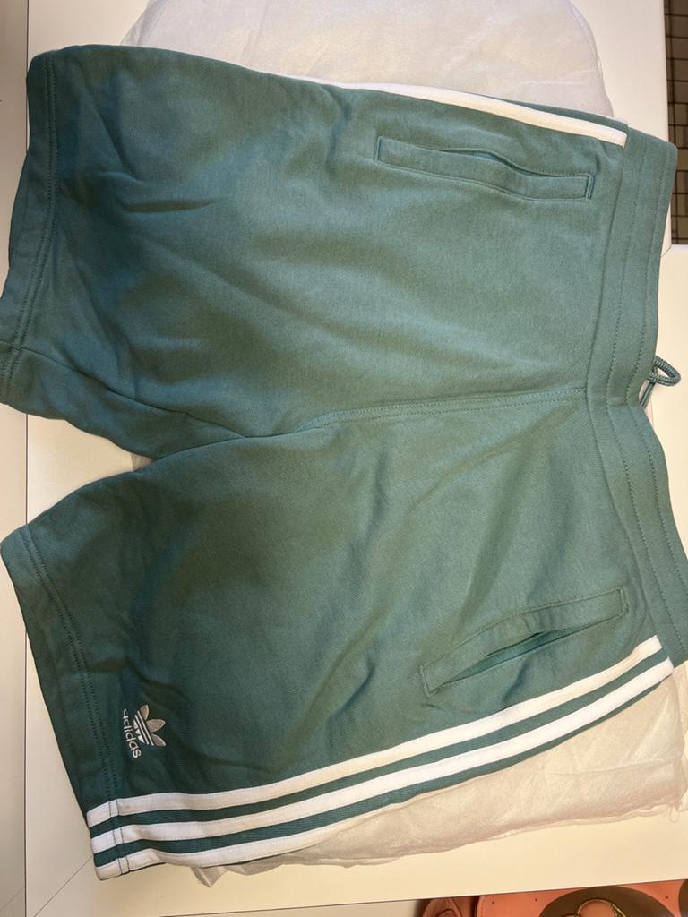 Adidas set short + vest, Ophalen, Zo goed als nieuw, Maat 48/50 (M)