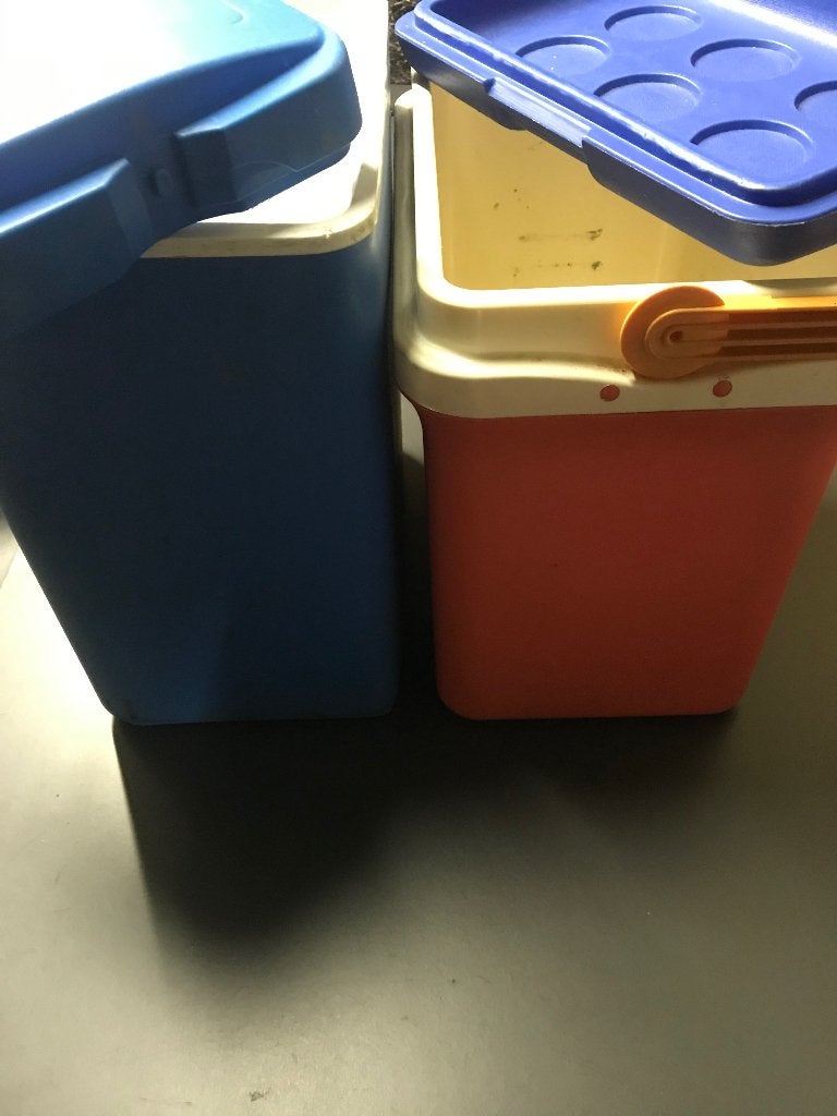 2 grote frigoboxen met bijhorend deksel., Ophalen