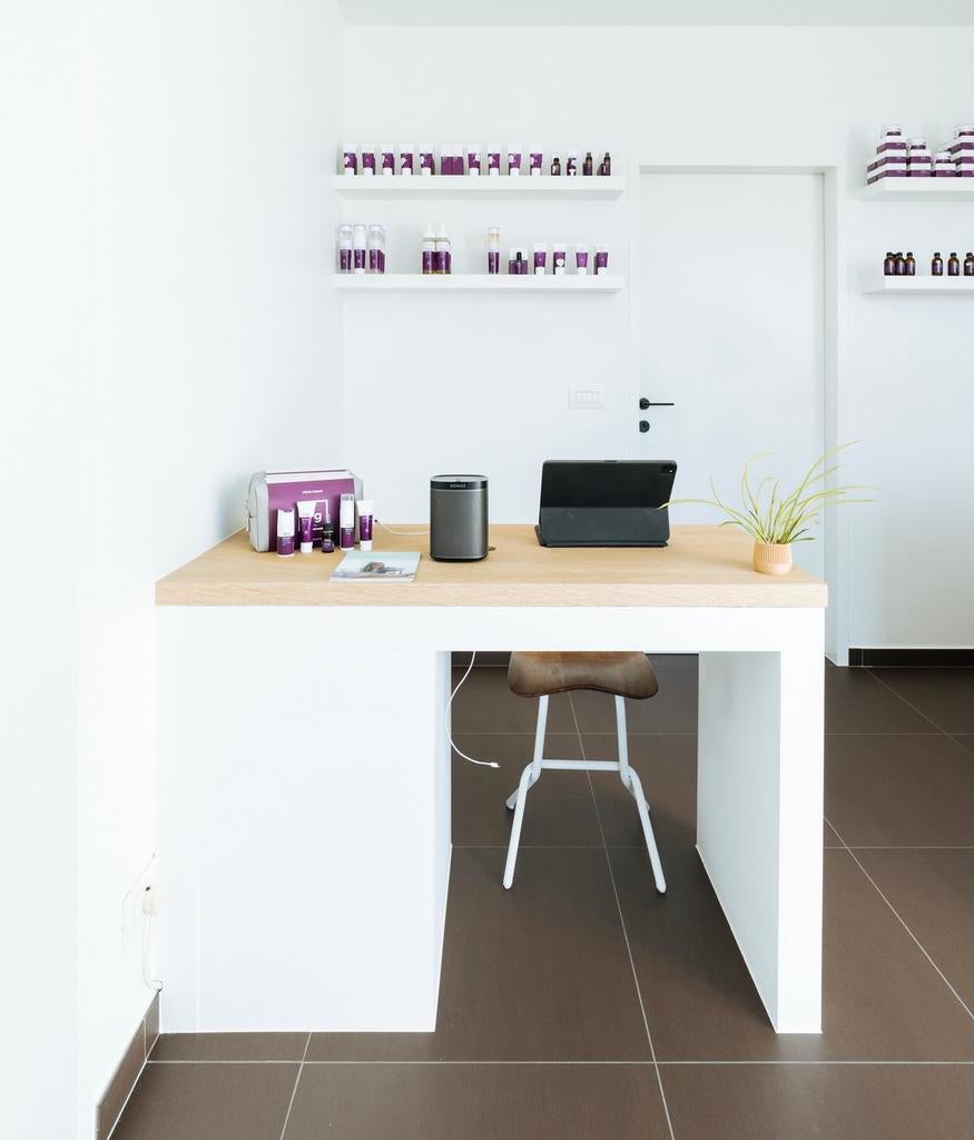 Manicure tafel met een mooie houten afwerking., Ophalen