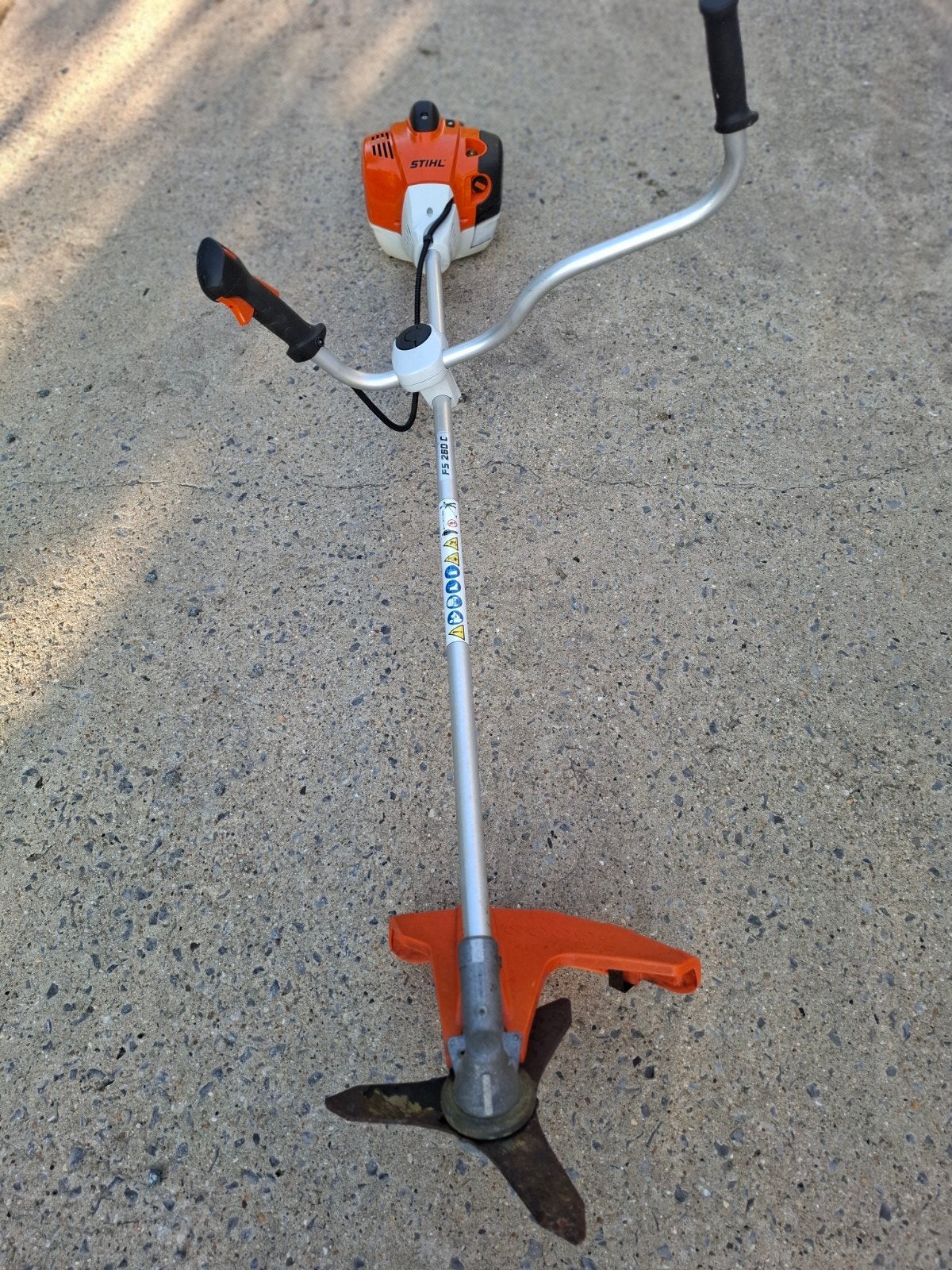 Débroussailleuse STIHL FS 260 C-E + harnais, Jardin & Terrasse, Enlèvement, Comme neuf, Essence, STIHL FS 260 C-E