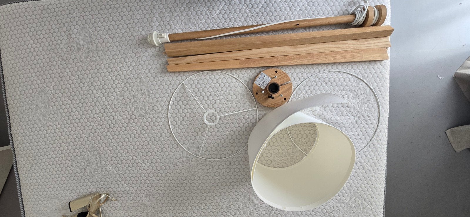 Lampe ikea blanche et bois sur pieds hauteur réglable, Maison & Meubles, Lampes | Lampes de table, Lampe d'ambiance, Blanc, Enlèvement