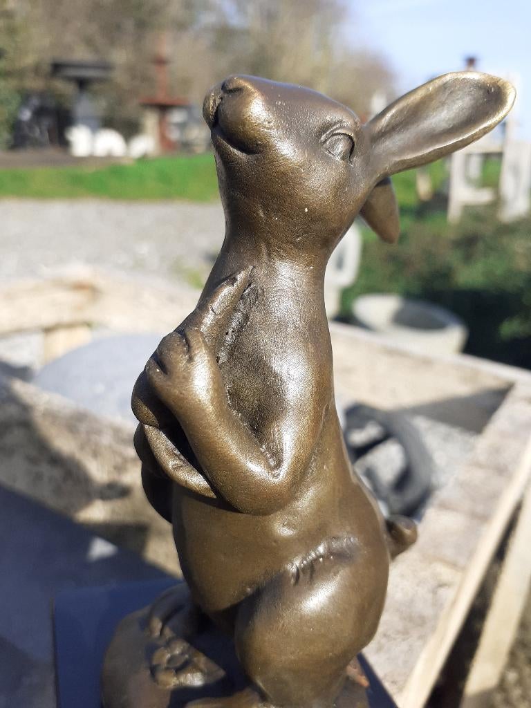LAPIN A LA CAROTTE EN BRONZE SIGNE MILO SUR SOCLE MARBRE, Antiquités & Art, Enlèvement ou Envoi, Bronze