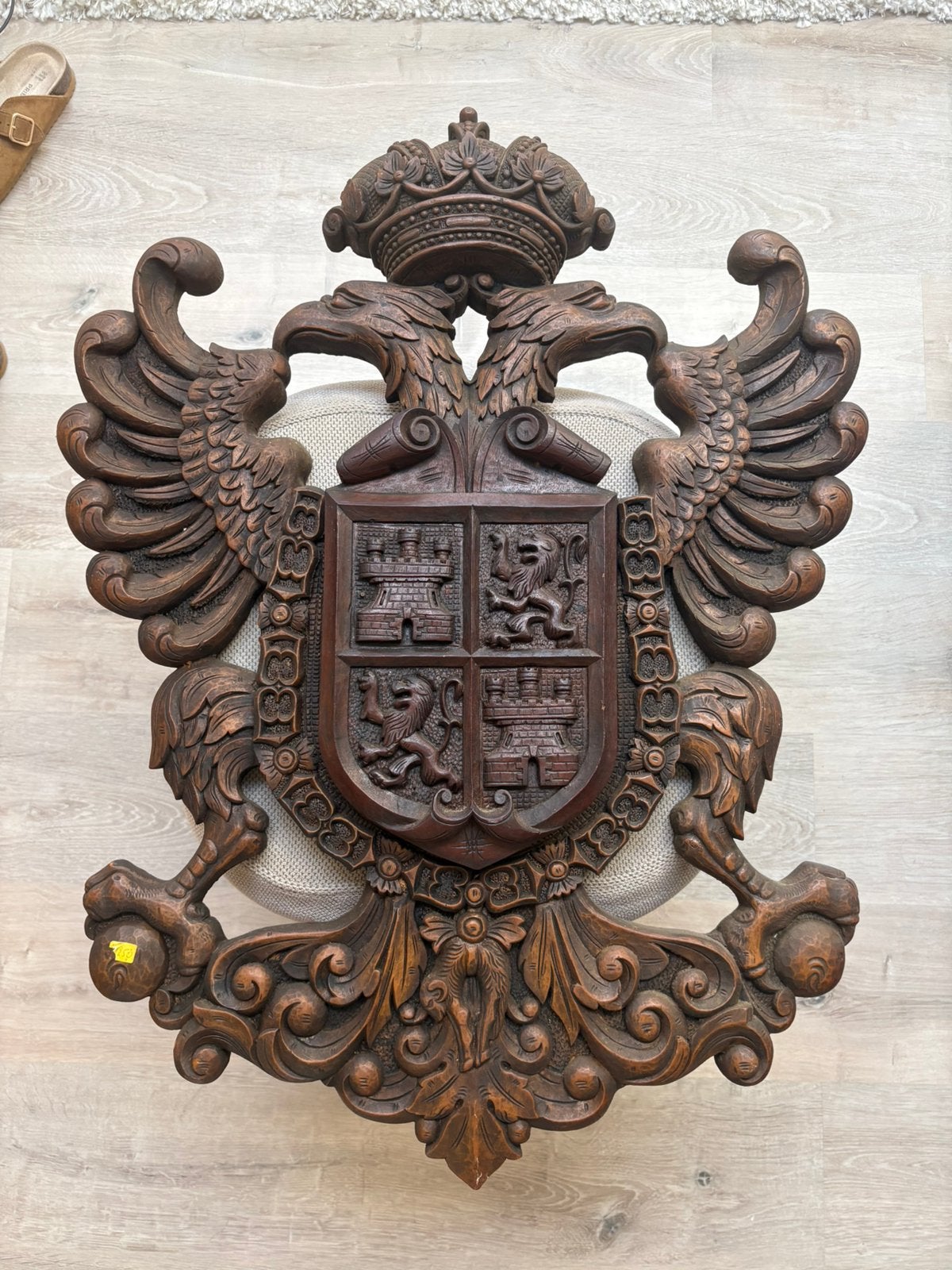 Volhout wapenshild spanje, Ophalen, Gebruikt, Hout, Bruin