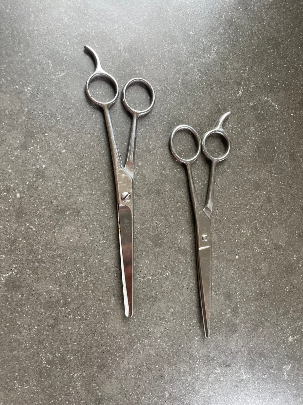 Ciseaux de coiffeur 2 x, Bijoux, Sacs & Beauté, Envoi, Comme neuf, Soin des cheveux ou Soin réparateur des cheveux