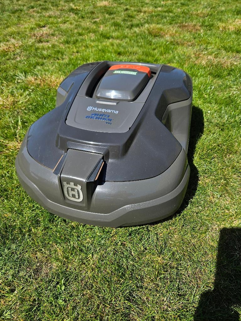 Perfect onderhouden robotmaaier Husqvarna 310, Ophalen, Zo goed als nieuw, 20 tot 25 cm, Husqvarna