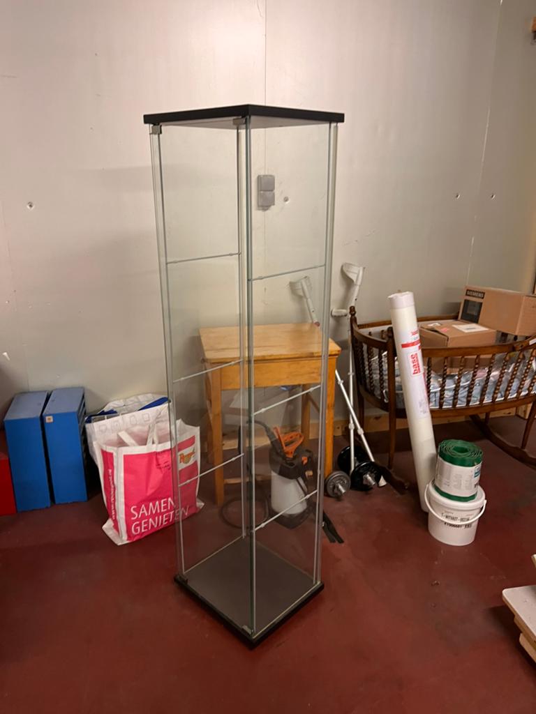 Vitrinekast ikea, Ophalen, Zo goed als nieuw