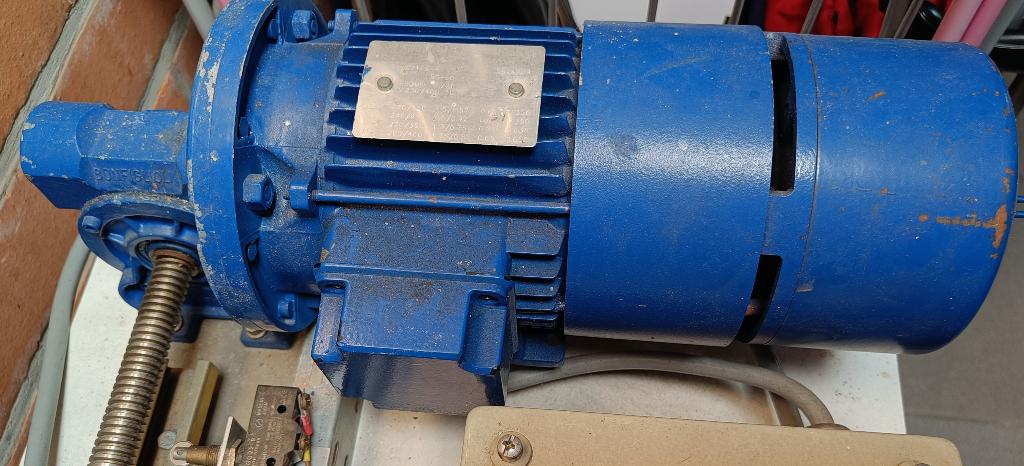 elektromotor 1,5kw met haakse reductor en spindel, Doe-het-zelf en Bouw, Motoren, Ophalen, Gebruikt, Elektromotor, Minder dan 1400 rpm