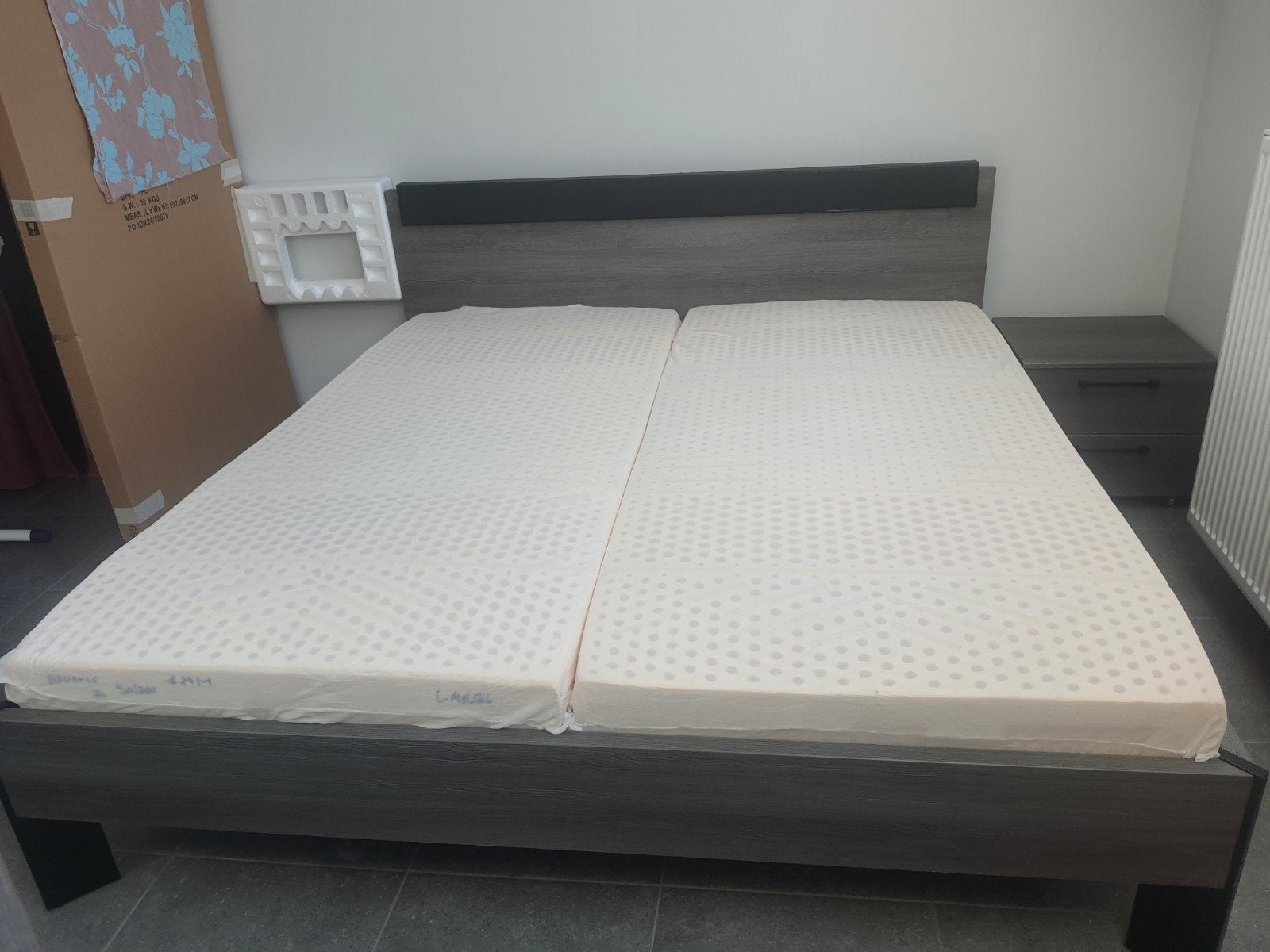 Bed +2 nachtkastjes, kleur zilvereik., Huis en Inrichting, Slaapkamer | Bedden, Ophalen, Stof