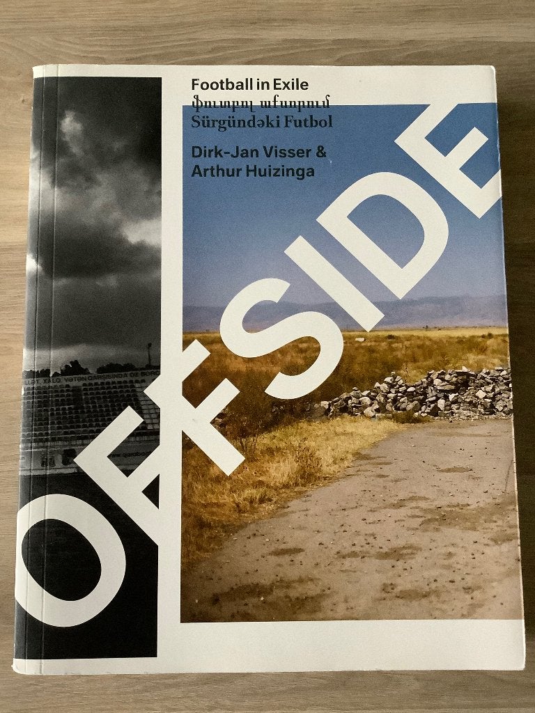 Offside. Football in Exile Van Dirk-Jan Visser & A. Huizinga, Zo goed als nieuw, Balsport, Dirk-Jan Visser & A. Huizinga, Ophalen of Verzenden