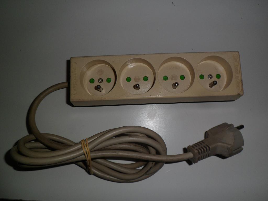 Prise de distribution Vynckier 4 conn 220VAC 3500Watt Max, Enlèvement, Comme neuf, Prise de courant