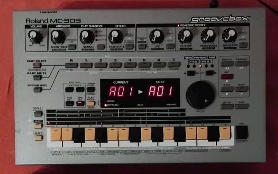 Roland MC-303 Groovebox – Vintage Techno / Electro Machine, Roland, Utilisé, Avec connexion MIDI, Enlèvement ou Envoi