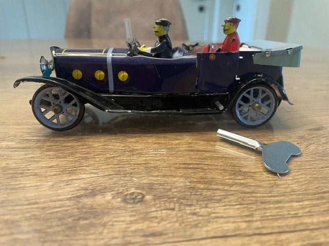 Vintage blikken oldtimer met chauffeur en passagier, Ophalen of Verzenden
