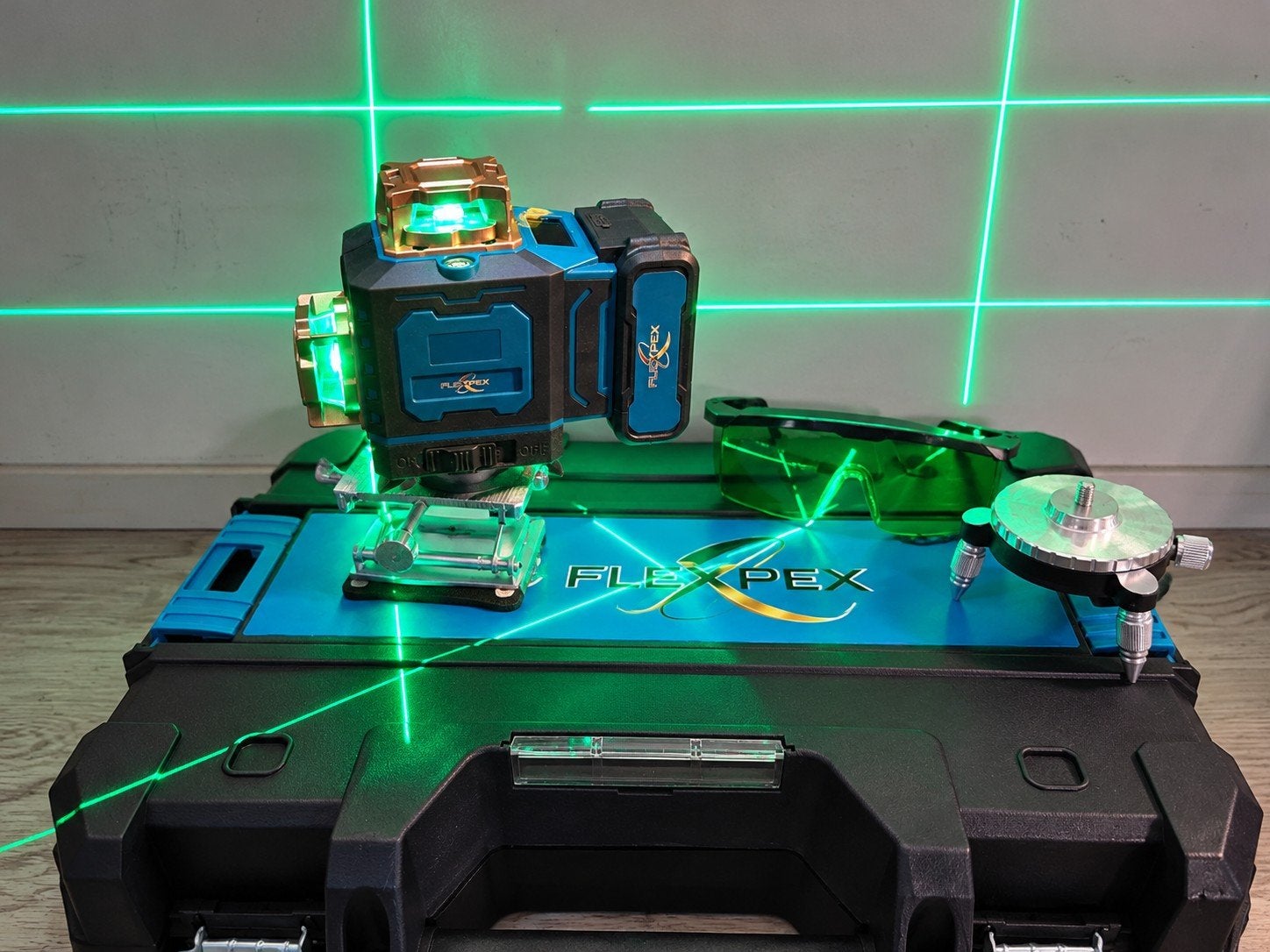 kruislijnlaser lijnlaser laserlevel waterpas  t-stak statief, Ophalen of Verzenden