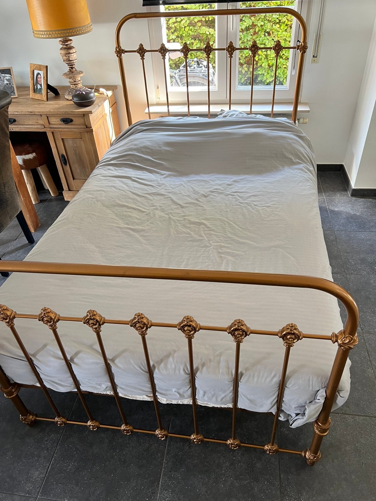 Oud vintage bed, Ophalen