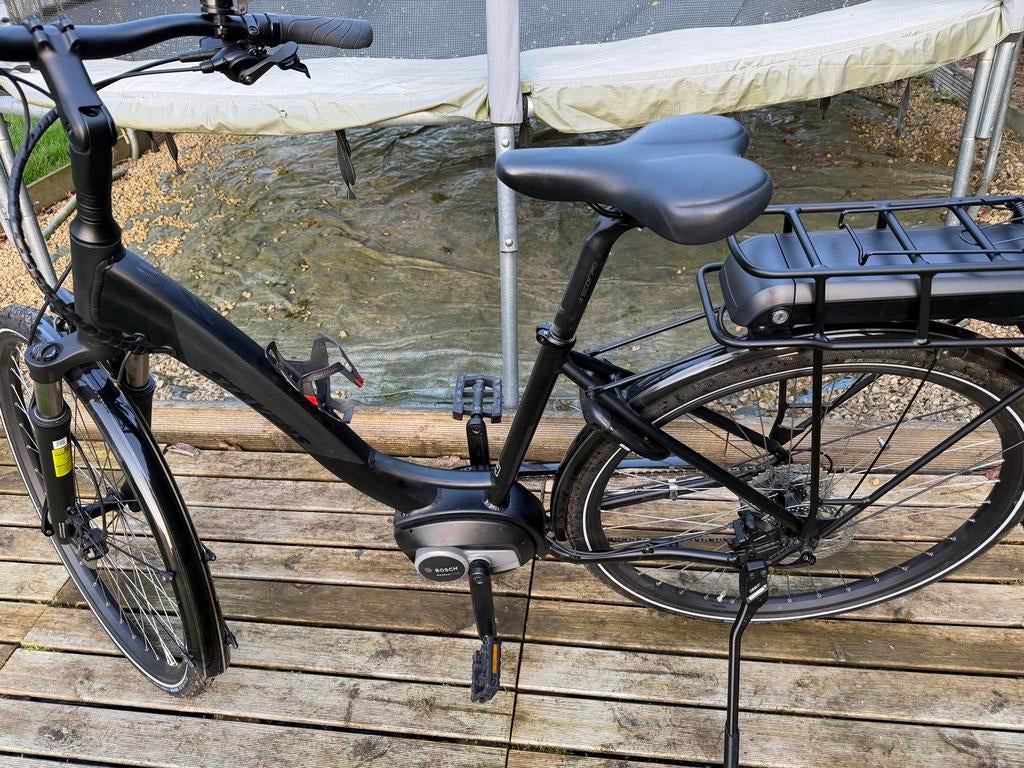 Superbe velo electrique de marque stevens /noir matt/frein, Vélos & Vélomoteurs, Autres marques, 50 km par batterie ou plus, Comme neuf