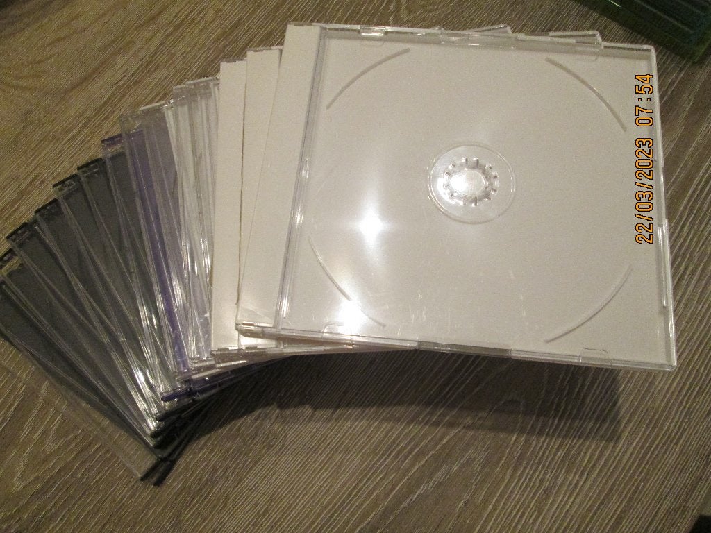 Boitiers vides standard pour CD, Enlèvement, Comme neuf, Autres types, Comprend un boîtier