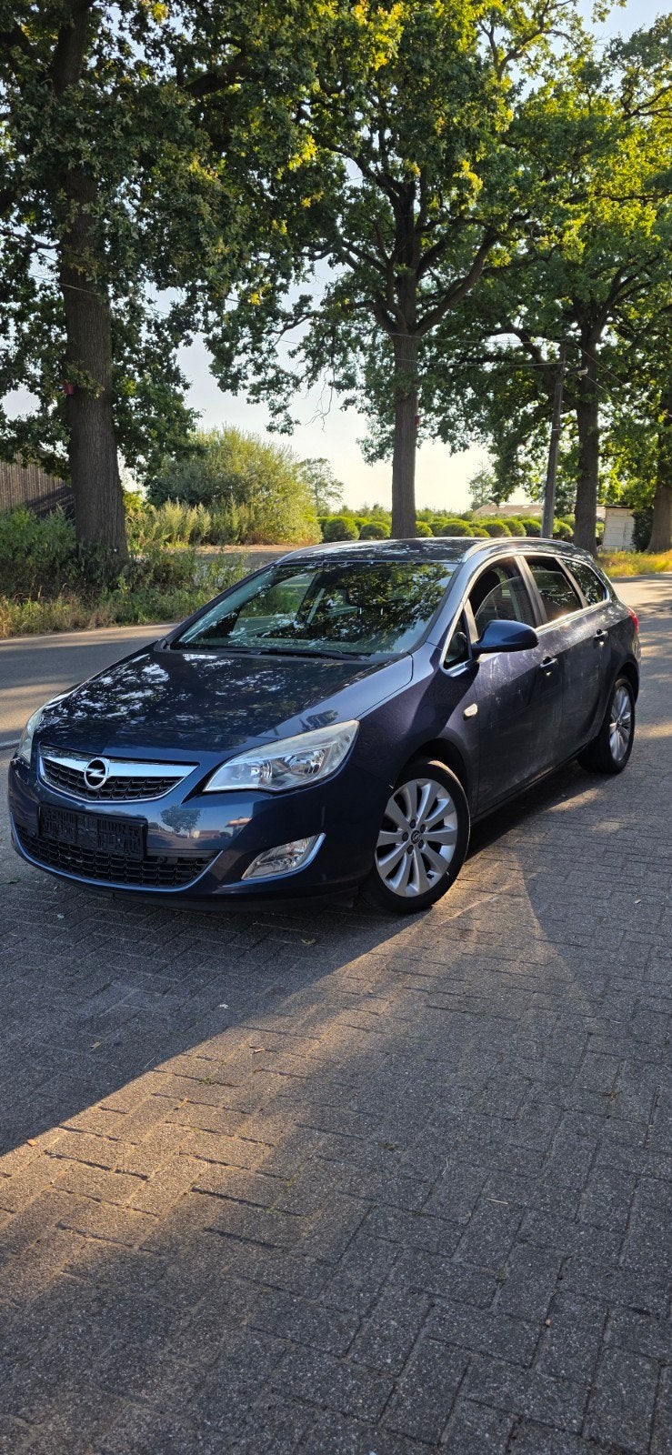 Opel Astra 1.4 Cosmo - 2011 - 128.404km , Autos, Euro 5, Achat, Radio, Entreprise