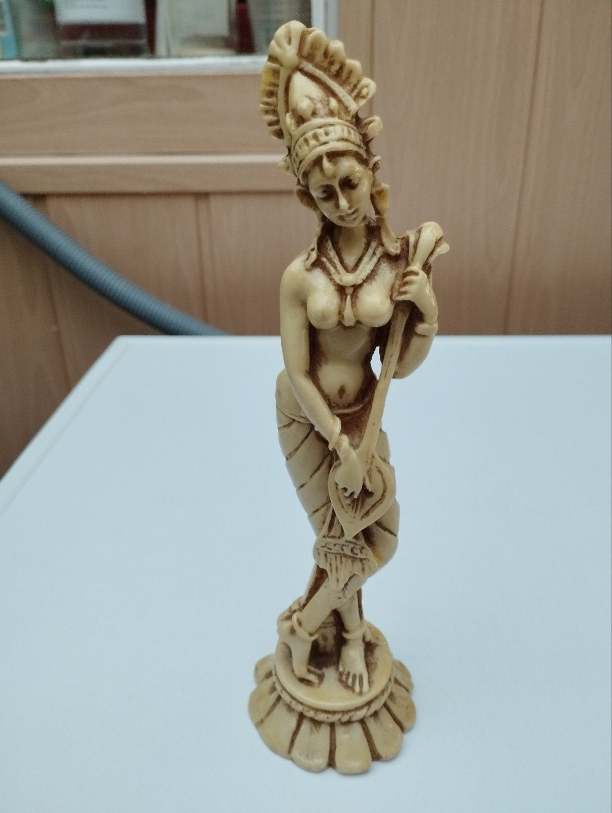 een Egyptische beeldje een dame kleur beige, Ophalen