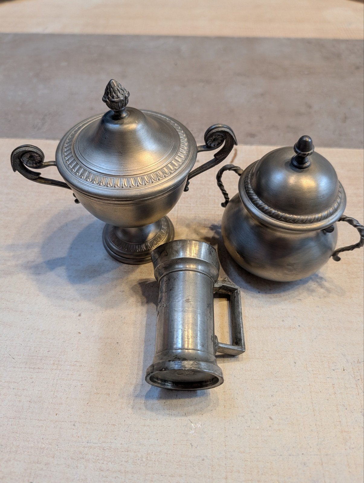 Objets en étain, Enlèvement