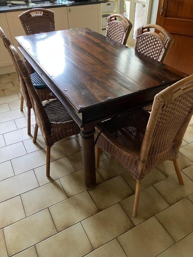 Tafel met zes stoelen, Ophalen
