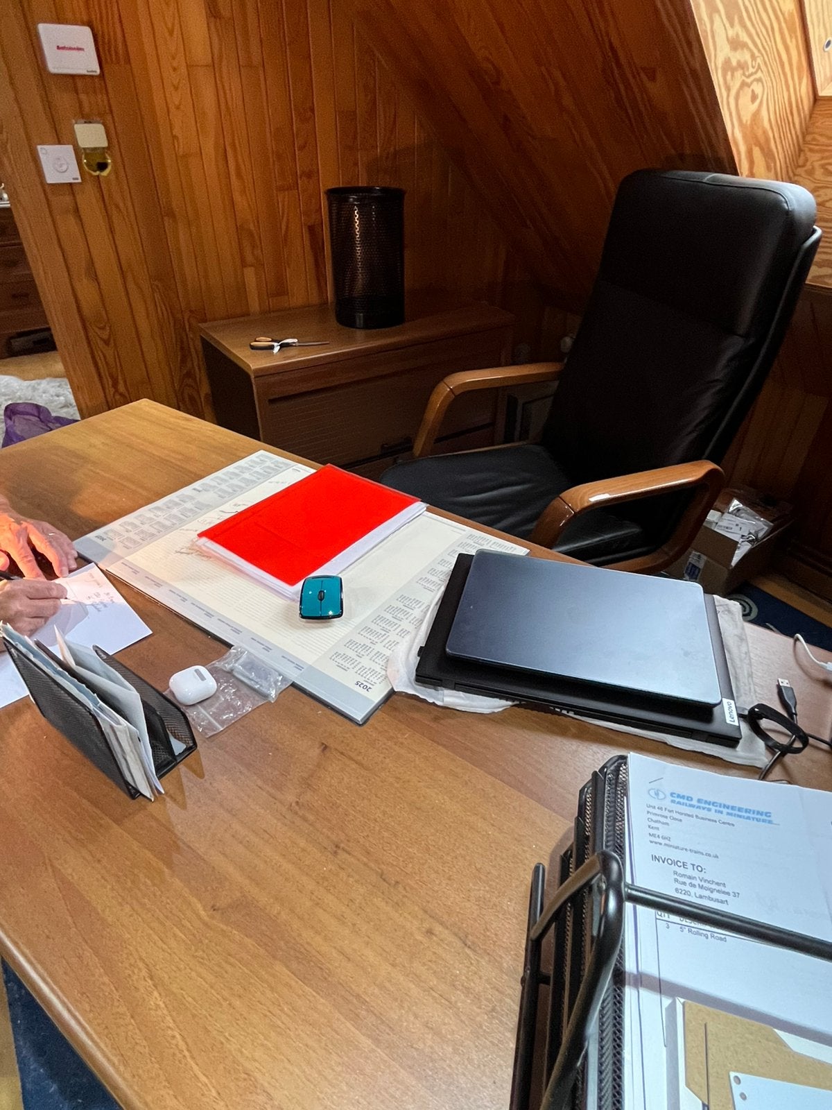 Superbe bureau spacieux et avec armoires de rangement, Comme neuf, Enlèvement, Avec tiroirs, Bureau-armoire combiné