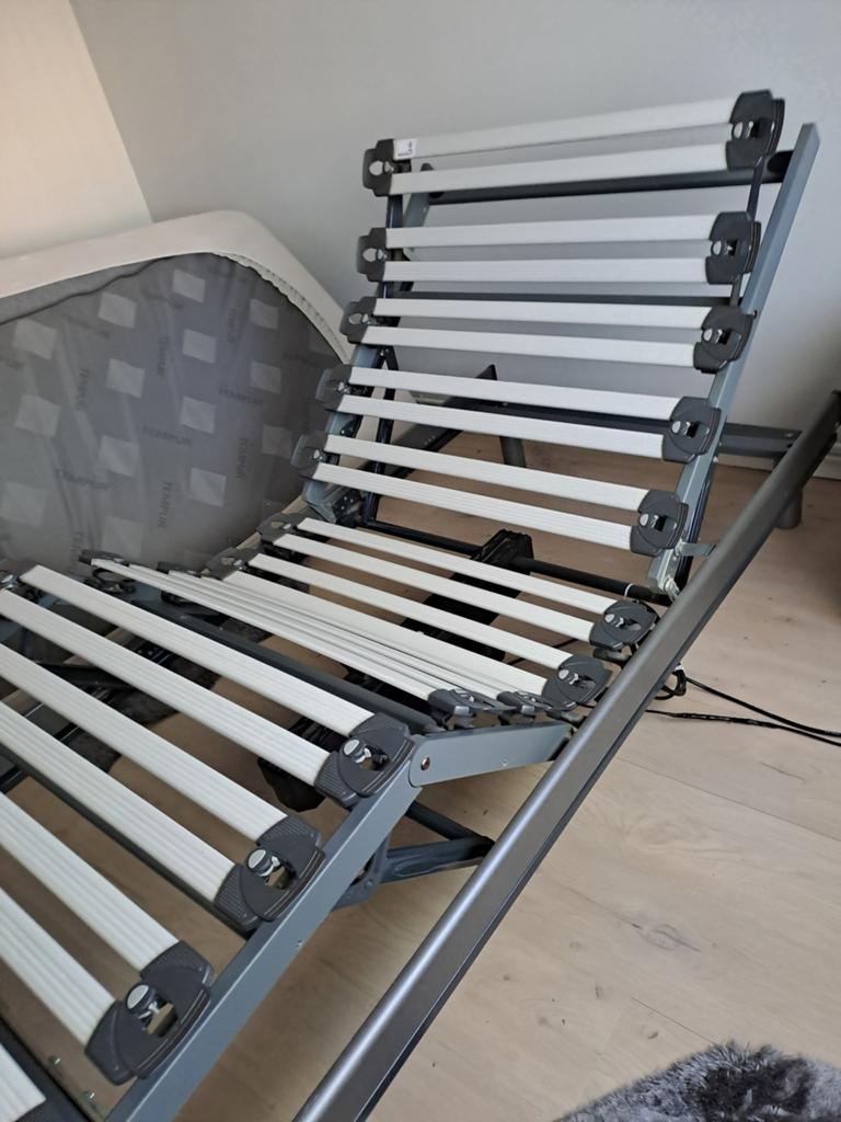 elektrisch 1 persoon bed met tempur matras, Enlèvement ou Envoi, Comme neuf