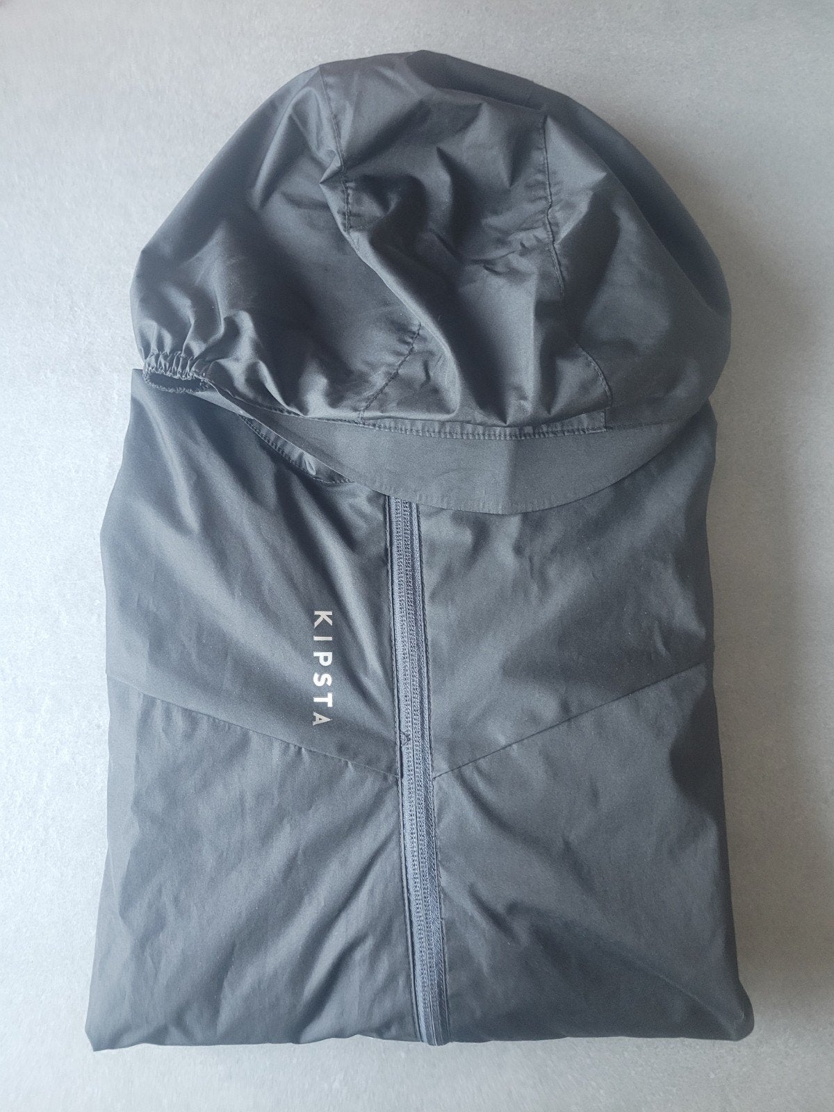 Regenjas Zwart met kap - Kipsta maat 141/150, Caravanes & Camping, Vêtements de pluie, Enlèvement, Comme neuf, Imperméable