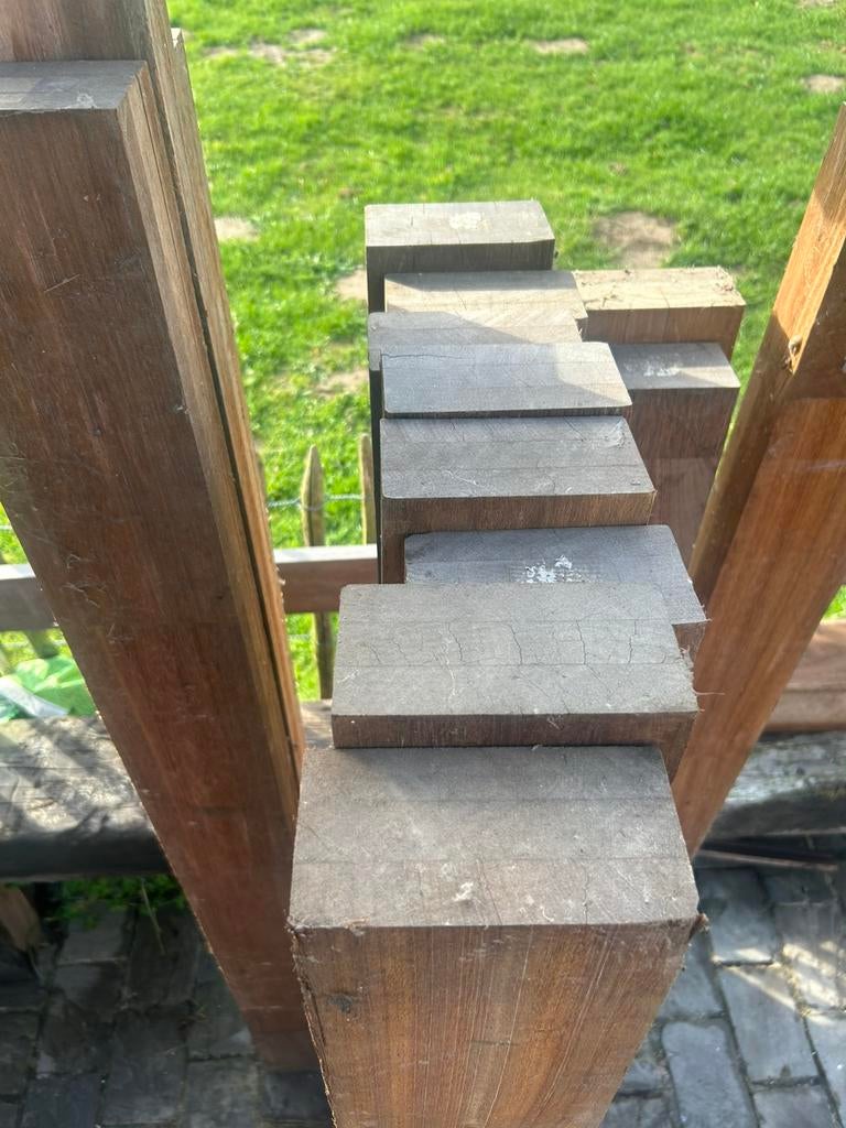 Lot de poteaux en bois dur tropical, pièces : 35€, pièces, Enlèvement, Poteaux, Bois dur