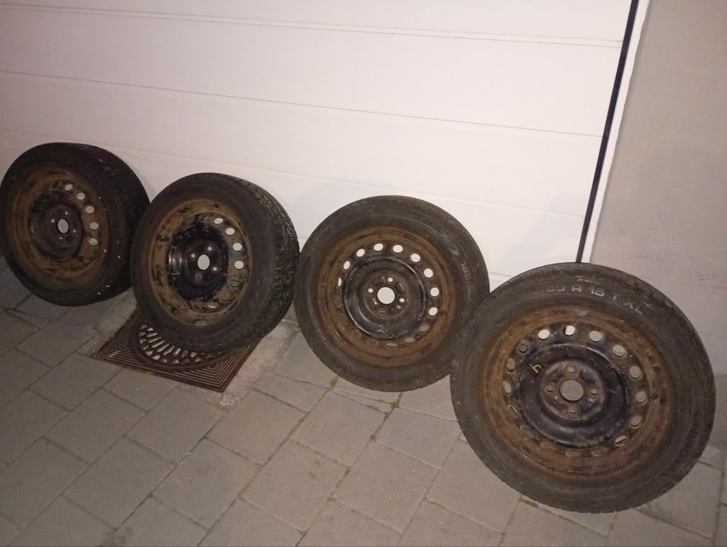 Jantes en acier 4x108 avec de bons pneus Uniroyal 185/60/R15, Autos : Pièces & Accessoires, Enlèvement