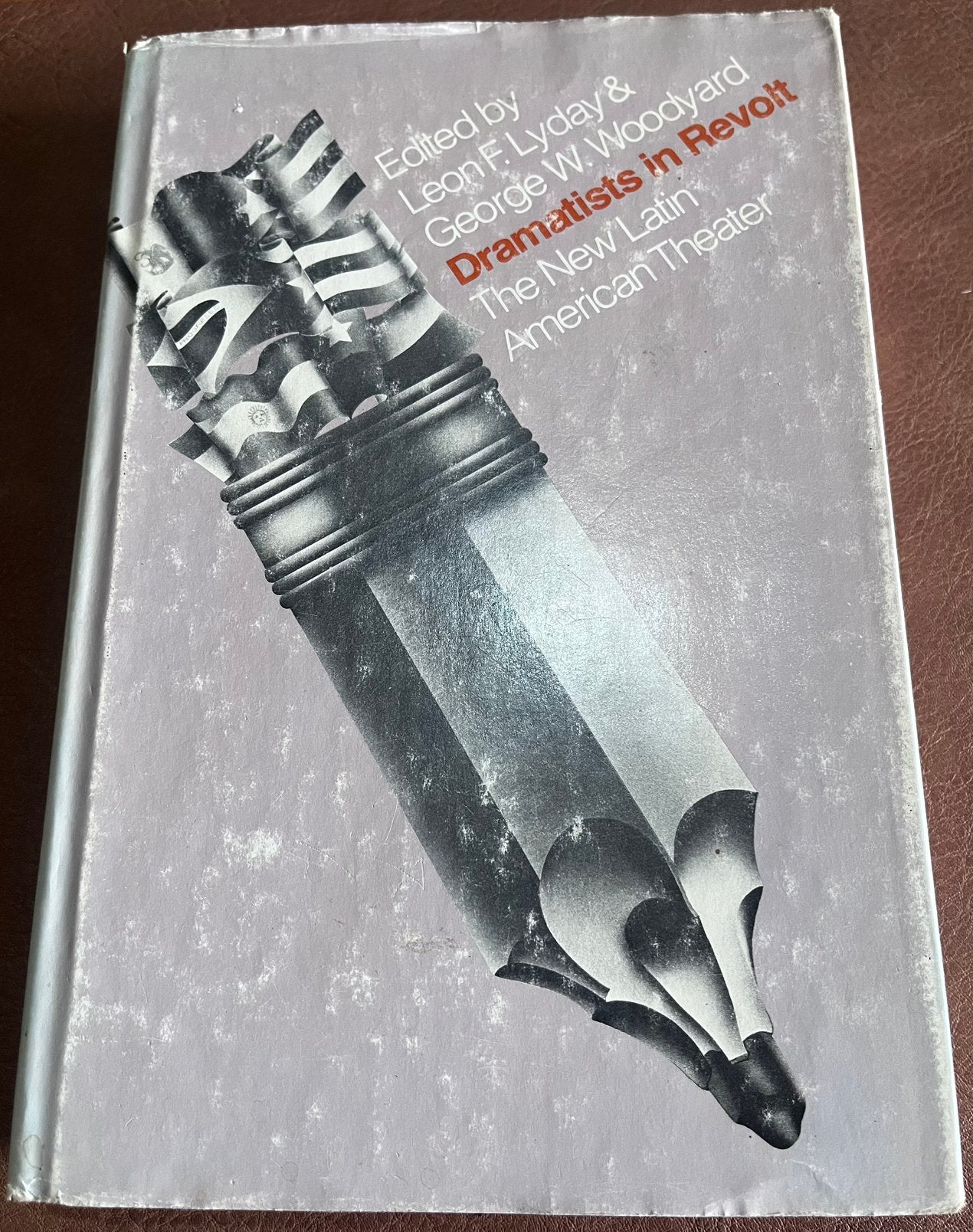 Boek - Dramatists in Revolt : The New Latin American Theater, Livres, Art & Culture | Danse & Théâtre, Enlèvement ou Envoi, Utilisé