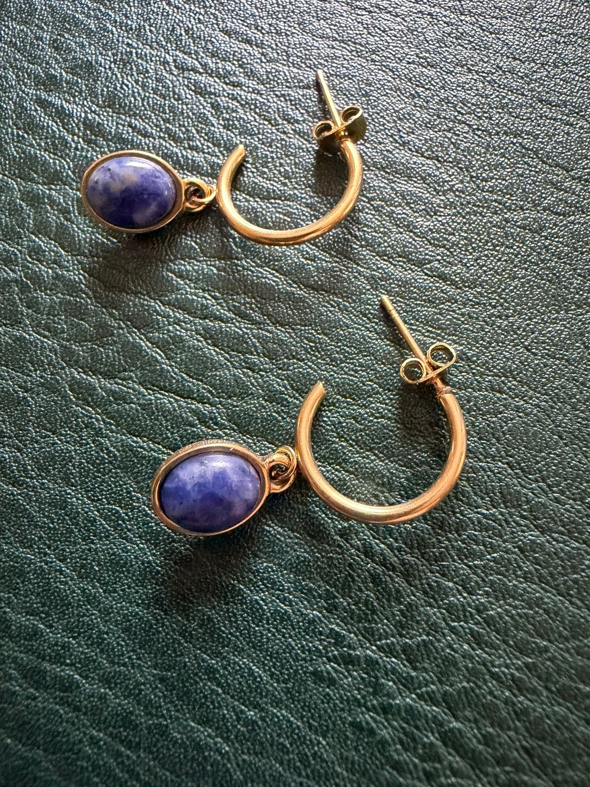 Créoles dorées – pendentifs bleus, Bijoux, Sacs & Beauté, Enlèvement ou Envoi, Comme neuf, Bleu