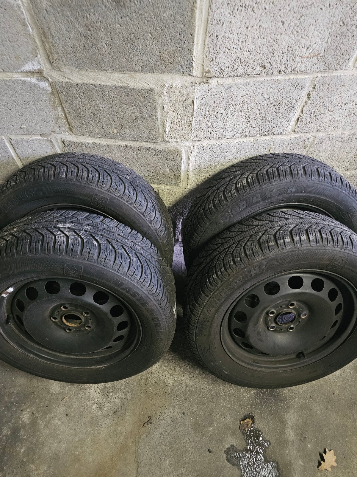quatre  pneus neige 6mm sur jentes 205/60 R16, Autos : Pièces & Accessoires, Pneus & Jantes, Pneus et Jantes, Pneus hiver, 16 pouces