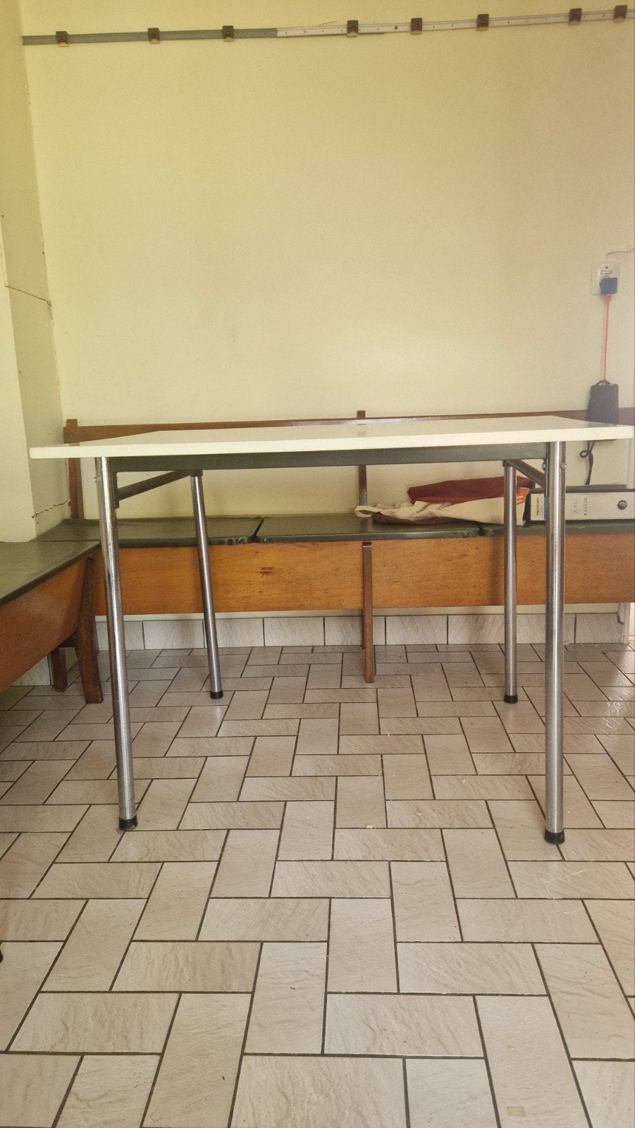 Table de cuisine / bureau vintage formica et pieds chromés (, Enlèvement