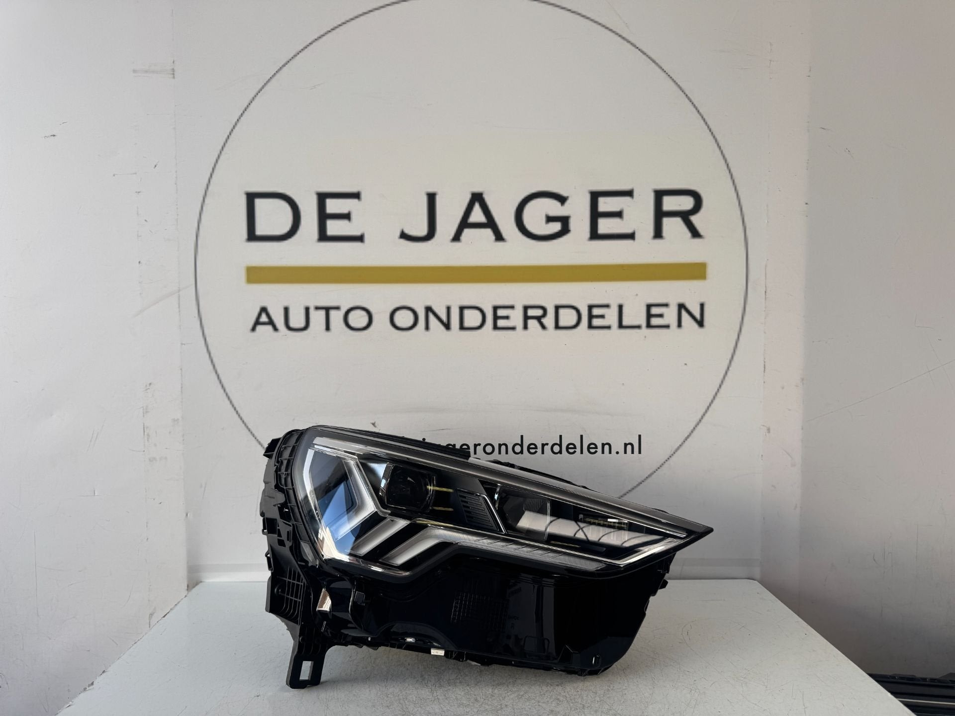 AUDI Q3 SQ3 F3 83A VOL LED KOPLAMP LIENS 83A941034, AUDI AG, Auto-Union-Strasse 1
85045  Ingolstadt, DE, Audi, Utilisé