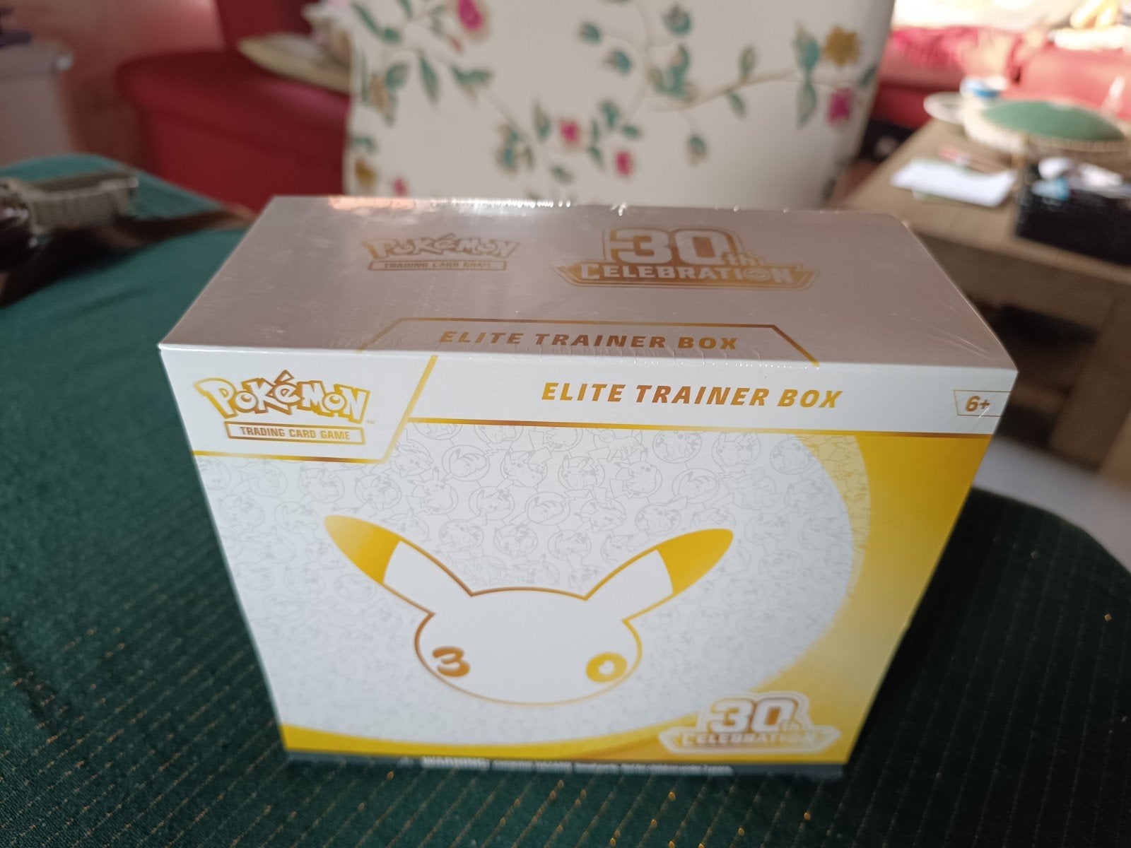30th Celebration Elite Trainer Box (sealed), Hobby en Vrije tijd, Ophalen of Verzenden