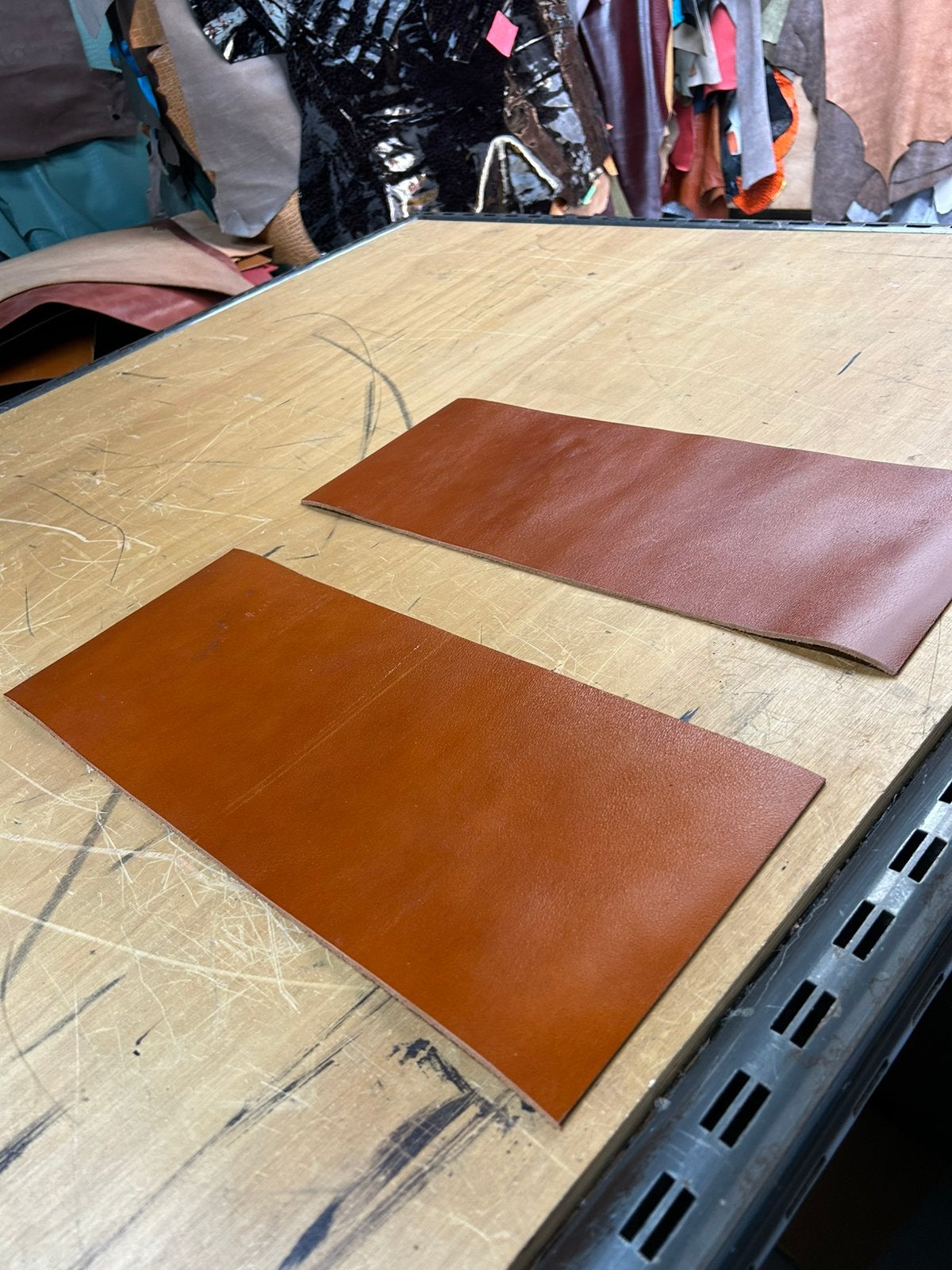 2 rest cognac tuigleer lappen 3,5 mm dikte half soepel nr6-7, Ophalen of Verzenden