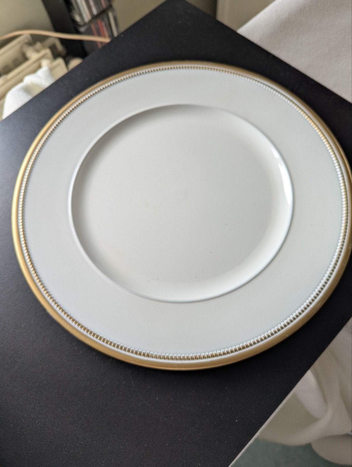 12 onderborden 32 cm in plastiek wit-gouden rand, Ophalen