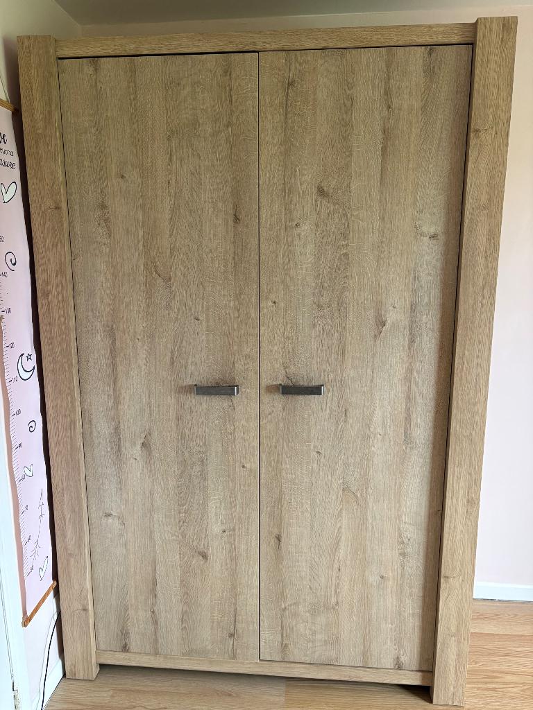 Garderobe, Ophalen, Met deur(en), Gebruikt, 100 tot 150 cm