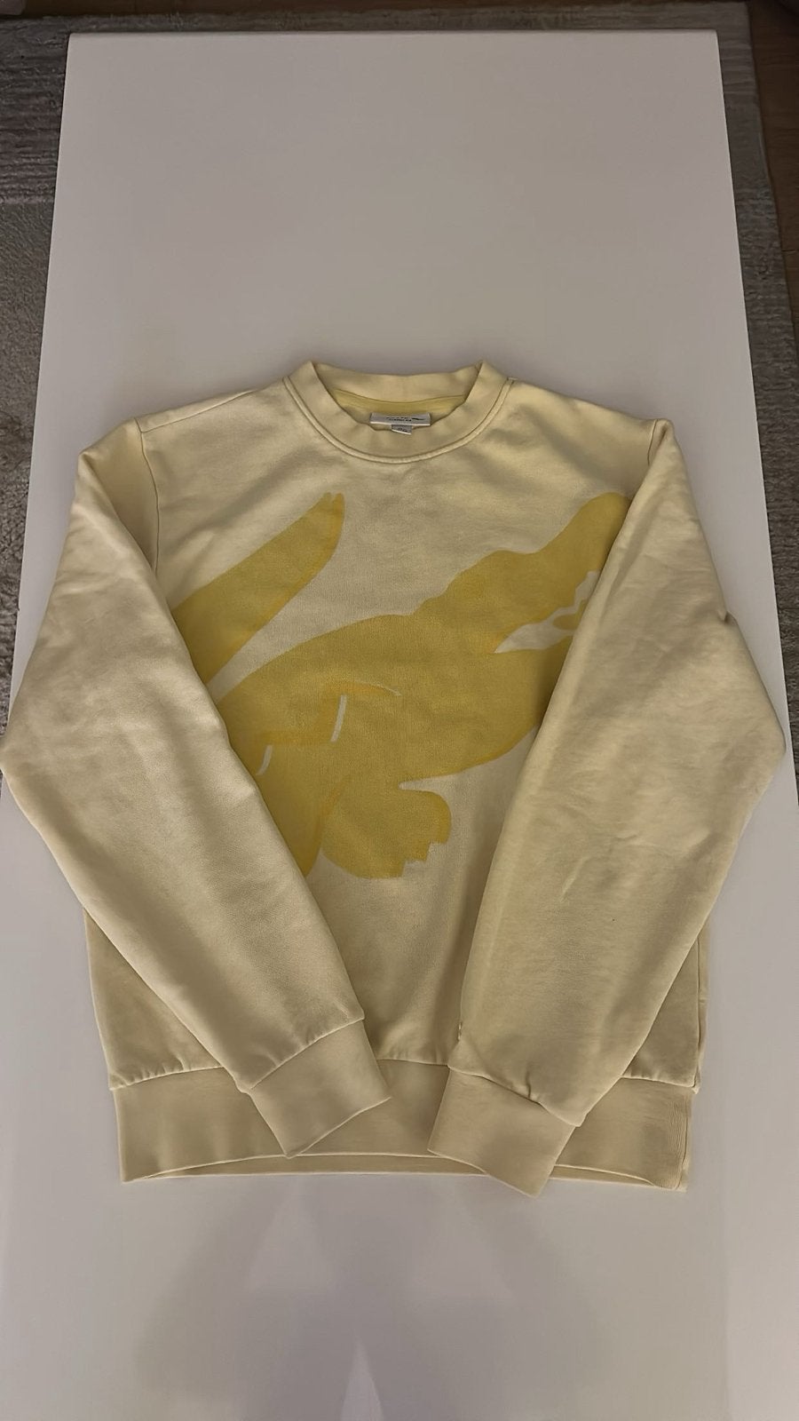 Pull lacoste jaune model tres rare, Enlèvement, Comme neuf, Taille 48/50 (M), Jaune