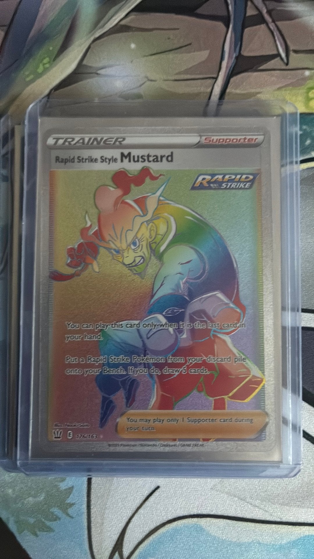 Rapid Strike Style Mustard Full Art Trainer Pokémon Kaart, Enlèvement ou Envoi, Comme neuf, Foil