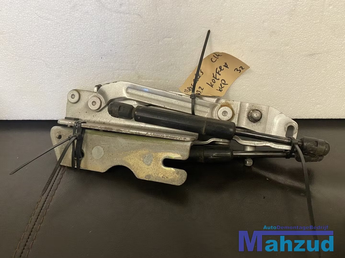 MERCEDES R208 W208 CLK Kofferbak scharnier gasveer cabrio, Auto-onderdelen, Gebruikt, Mercedes-Benz AG, Mercedes-Benz, Mercedesstrasse 120
70372  Stuttgart, DE