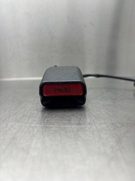 BOUCLE DE CEINTURE DE SECURITE AVANT GAUCHE (|130830GE|), Utilisé, Mitsubishi