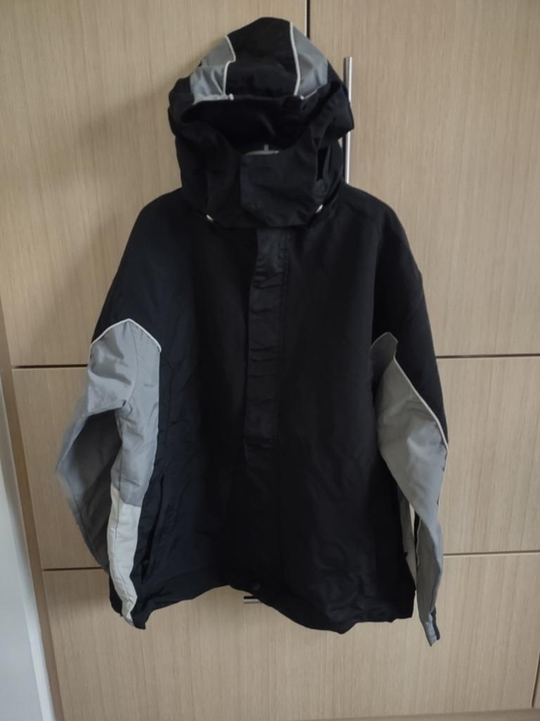 zwarte regenjas met kap - maat 164, Enlèvement, Comme neuf, Garçon ou Fille, Manteau
